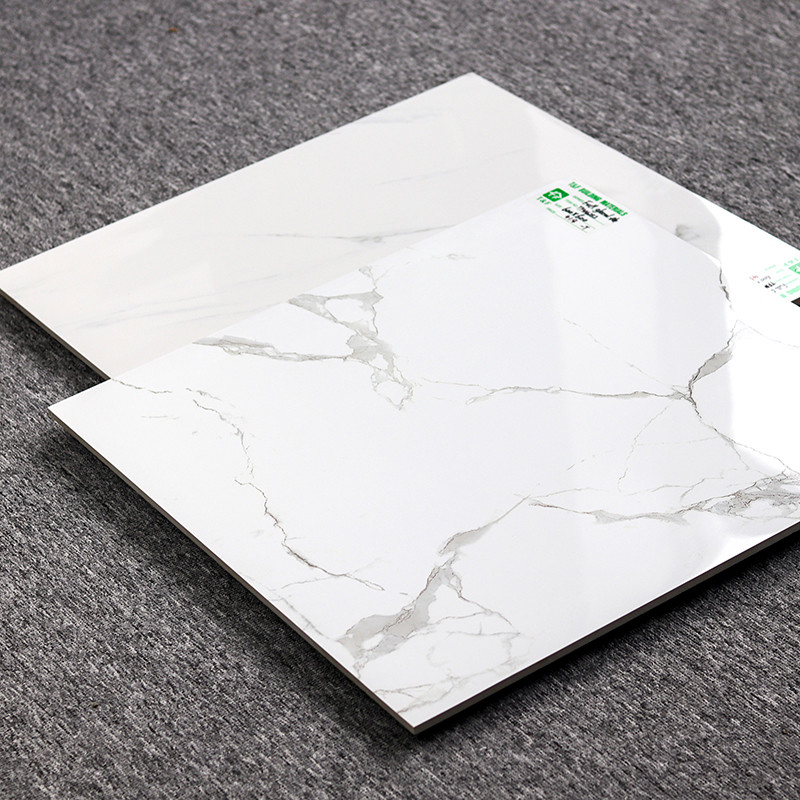 A telha de assoalho 600x600 da porcelana lustrou o projeto de mármore branco de superfície vitrificado do olhar de Carrara