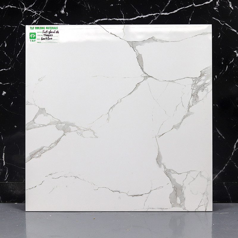 A telha de assoalho 600x600 da porcelana lustrou o projeto de mármore branco de superfície vitrificado do olhar de Carrara
