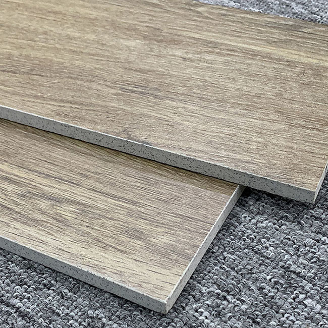 Telhas de madeira de imitação do anti carvalho da superfície áspera do deslizamento 150*900mm para a sala de visitas