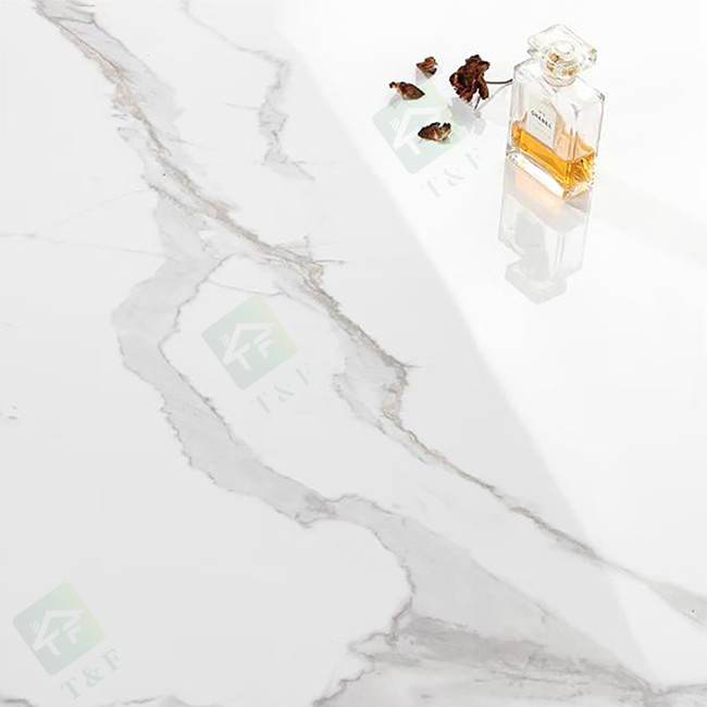 a sala de visitas de 600*600mm vitrificou azulejos que o mármore branco super com veia de Glod vitrificou lustrado
