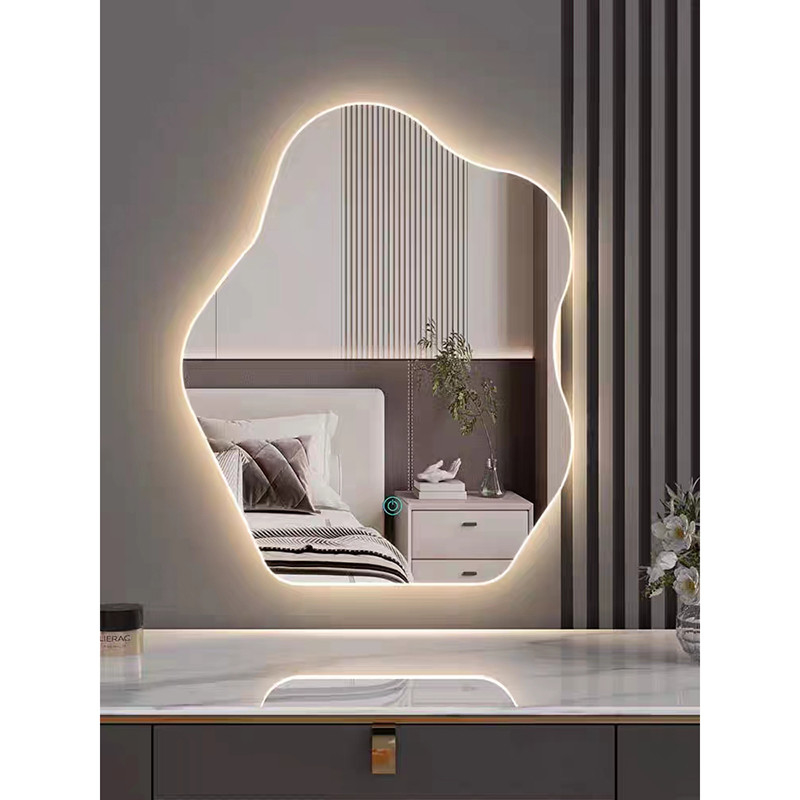 Nuvem irregular o espelho dado forma Smart da decoração de tapeçaria conduziu o espelho da parede para o banheiro