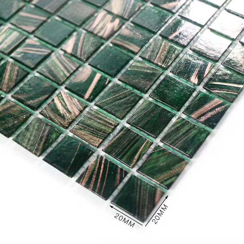 Telhas de mosaico de vidro verdes do estilo retro clássico com linha telhas do ouro da parede do fundo do toalete do banheiro