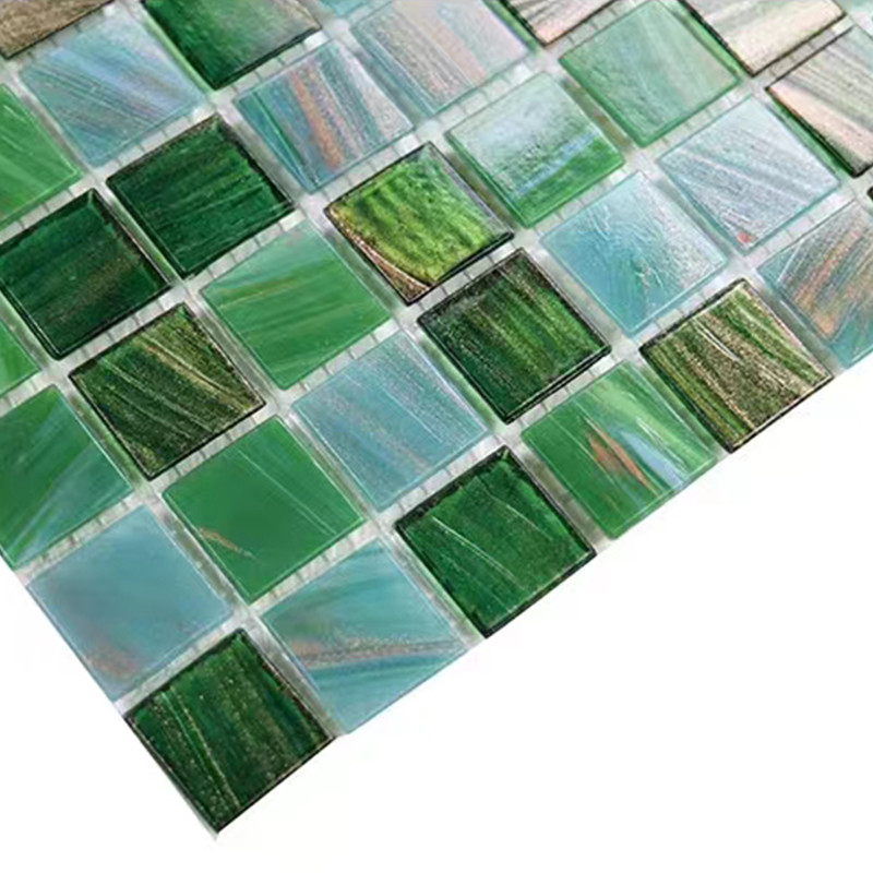 Telhas de mosaico de vidro verdes do estilo retro clássico com linha telhas do ouro da parede do fundo do toalete do banheiro