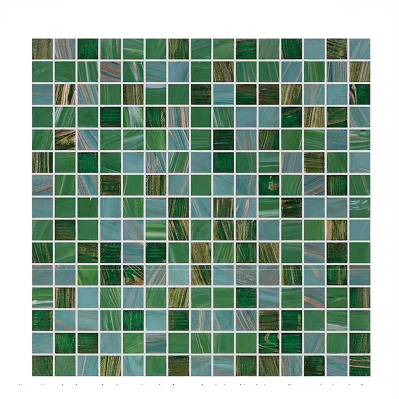 Telhas de mosaico de vidro verdes do estilo retro clássico com linha telhas do ouro da parede do fundo do toalete do banheiro