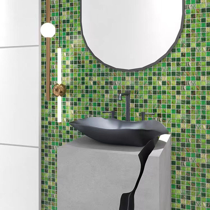 Telhas de mosaico de vidro verdes do estilo retro clássico com linha telhas do ouro da parede do fundo do toalete do banheiro