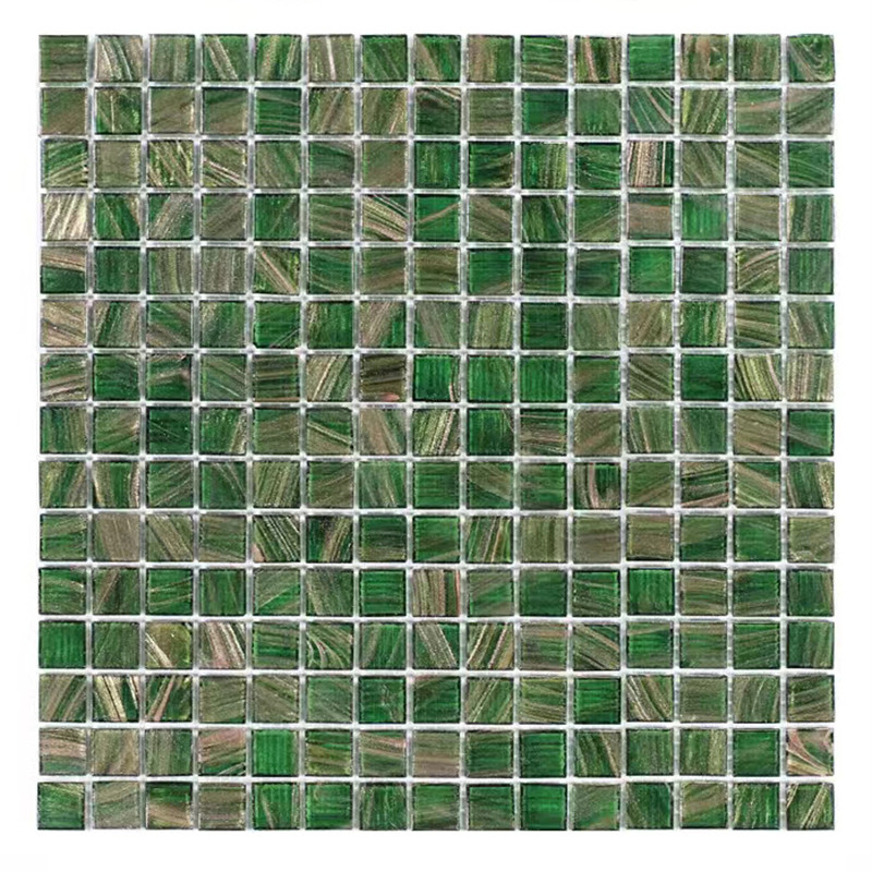Telhas de mosaico de vidro verdes do estilo retro clássico com linha telhas do ouro da parede do fundo do toalete do banheiro
