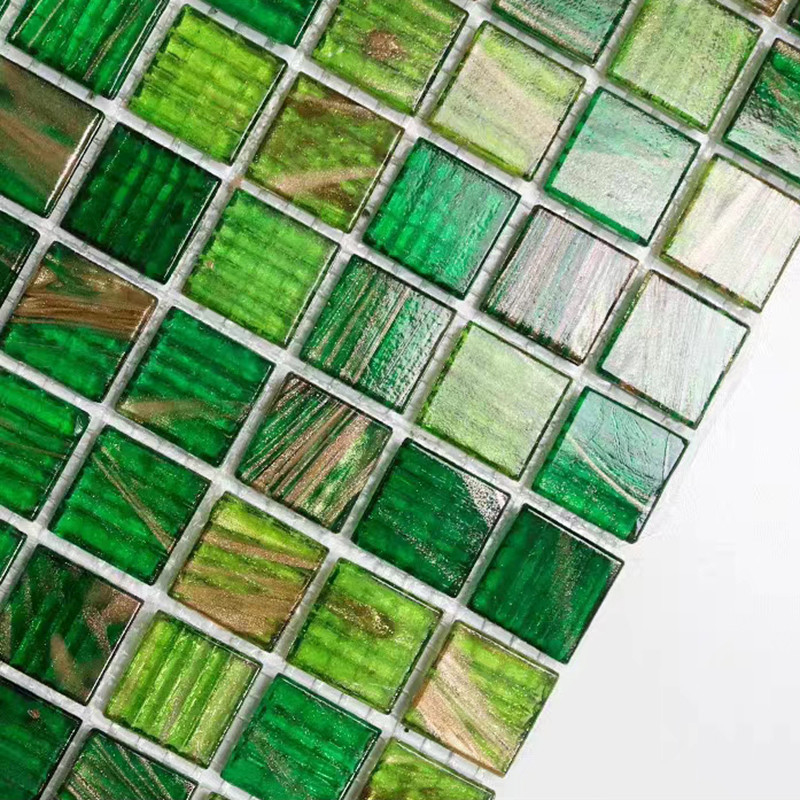 Telhas de mosaico de vidro verdes do estilo retro clássico com linha telhas do ouro da parede do fundo do toalete do banheiro