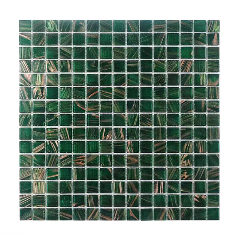 Telhas de mosaico de vidro verdes do estilo retro clássico com linha telhas do ouro da parede do fundo do toalete do banheiro