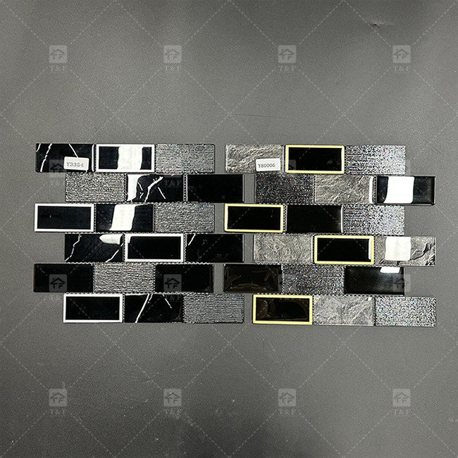 Forma de faixa longa mosaico de vidro preto telha com borda de metal decoração de padrão de parede do banheiro