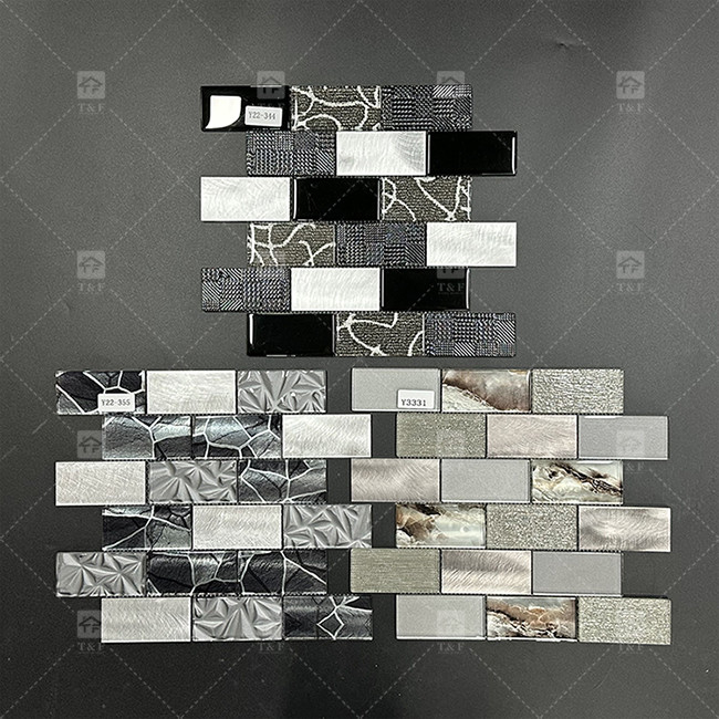 Forma de faixa longa mosaico de vidro preto telha com borda de metal decoração de padrão de parede do banheiro
