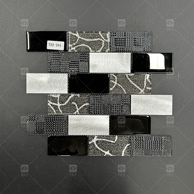 Forma de faixa longa mosaico de vidro preto telha com borda de metal decoração de padrão de parede do banheiro