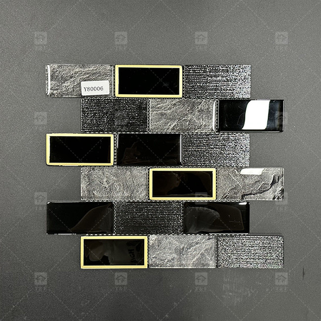 Forma de faixa longa mosaico de vidro preto telha com borda de metal decoração de padrão de parede do banheiro